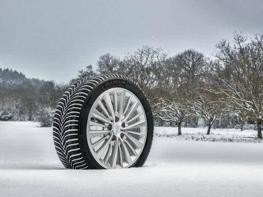 zimska guma za auto u snijegu
